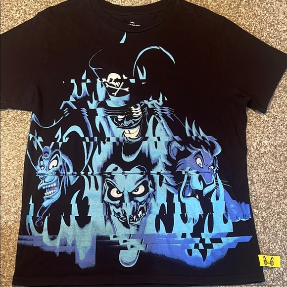 Dynamic Black and Blue Short Sleeve Tee with Graphic Design - Picture 1 of 7